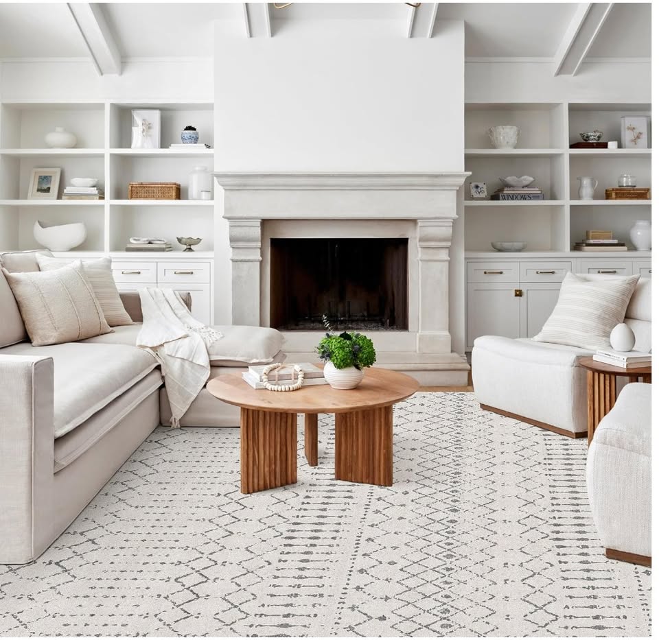 Living room with a white theme, with a fireplace and a wooden table with soft rug