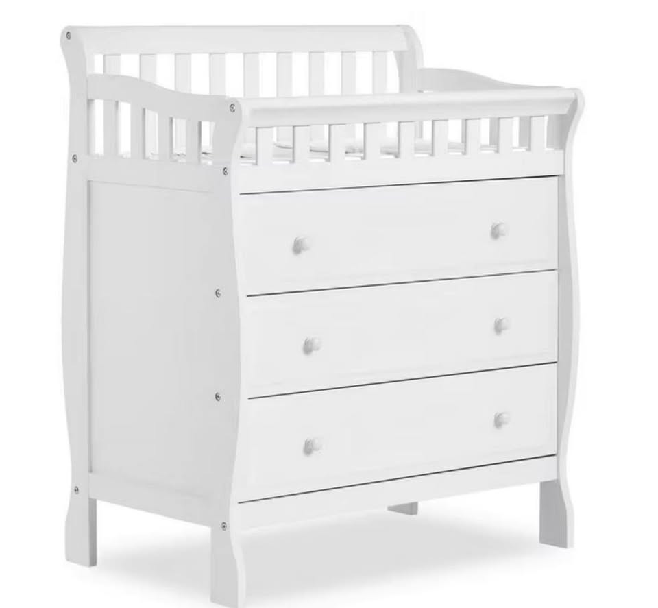Dream On Me Marcus changing Table and Dresser, 3 spacious drawers