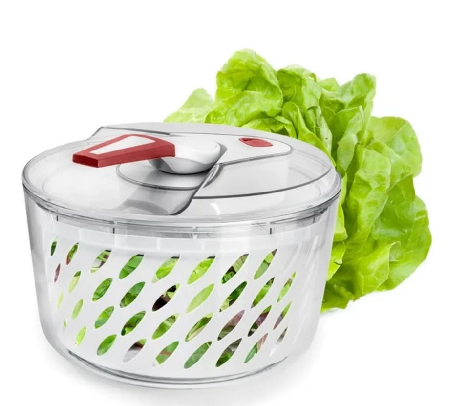 Salad spinner that remove extra water from vegetables 