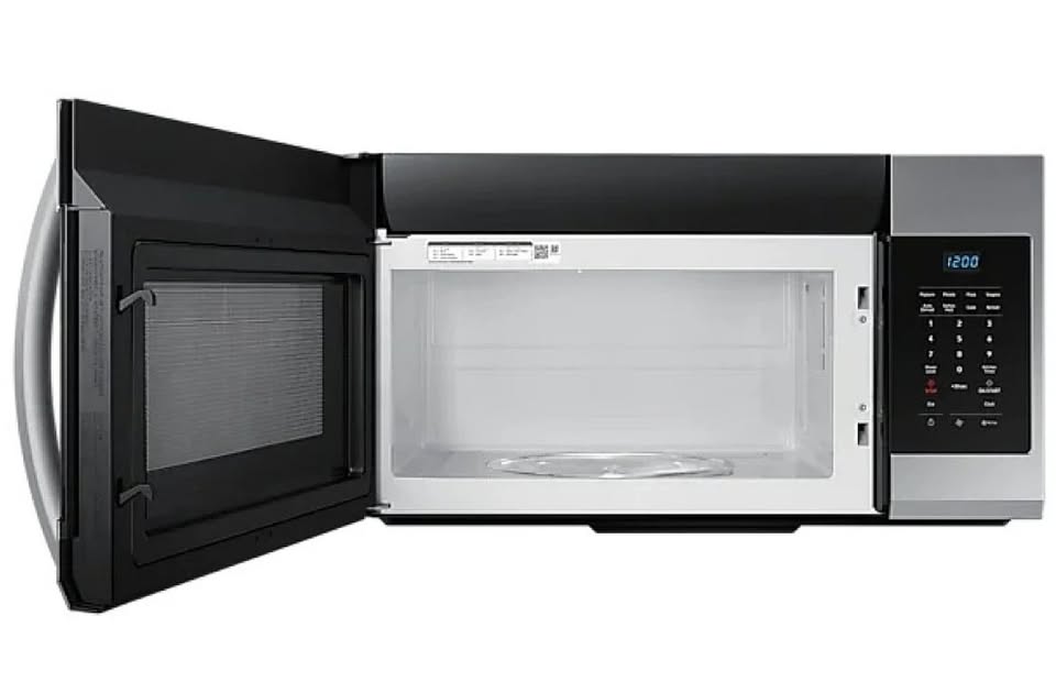 Microwave oven with open door